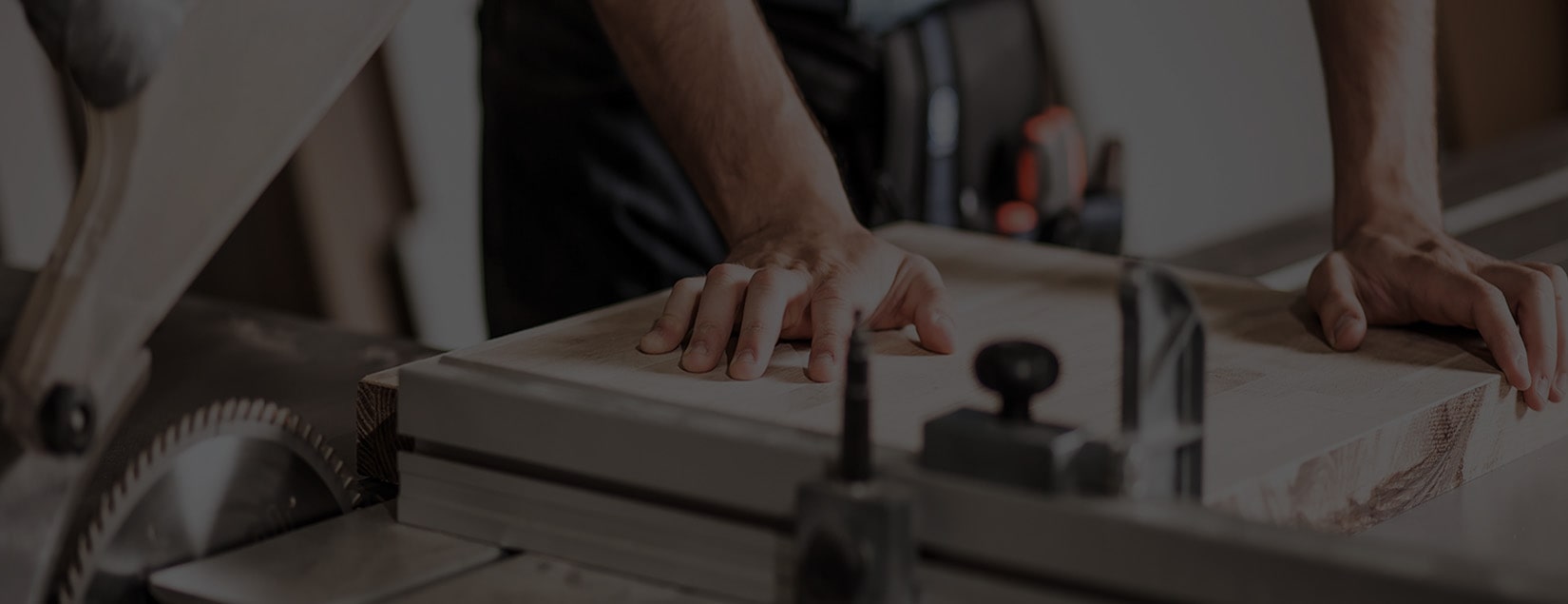 Menuisier qui découpe une porte en bois